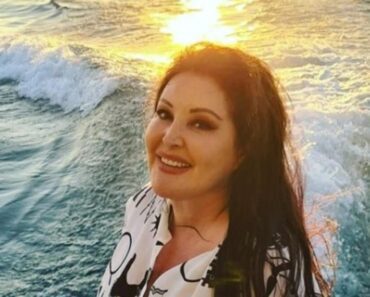 DRAGANA MIRKOVIĆ U 53. GODINI POKAZALA TELO: U prvom planu OGROMNE GRUDI, sve vreme u ruci drži JEDNU STVAR!