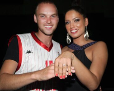 BILA JE NA FARMI, ZAVELA PEVAČA, RAZVELA SE ZA 3 MESECA: Prodavala PLJESKAVICE, tek da vidite kako danas izgleda! BILA JE NA FARMI, ZAVELA PEVAČA, RAZVELA SE ZA 3 MESECA: Prodavala PLJESKAVICE, tek da vidite kako danas izgleda!