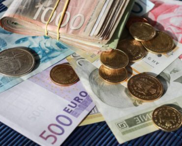 ROK ISTIČE 31. JANUARA Za penzionere 20.000 dinara, 100 evra za mlade, a onda stiže još 200 evra!