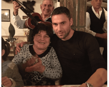 DUŠKO TOŠIĆ SLAVI UZ TAMBURAŠE U DRUŠTVU OVE ŽENE (NIJE JELENA): Fotografija o kojoj svi pričaju!