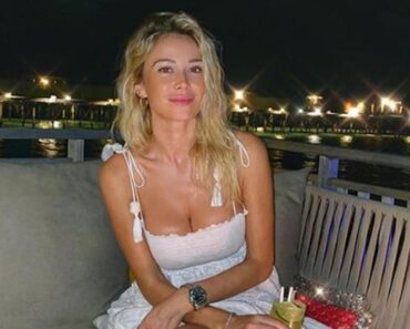 NAJLEPŠA VODITELJKA JE GORE KOLIKO-TOLIKO BILA PRISTOJNO OBUČENA, ALI DOLE… Izdanje za SRČANI UDAR! NAJLEPŠA VODITELJKA JE GORE KOLIKO-TOLIKO BILA PRISTOJNO OBUČENA, ALI DOLE… Izdanje za SRČANI UDAR!