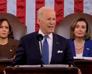 KAMERE UHVATILE NENSI PELOSI U SRAMNOM ČINU IZA BAJDENA: Ljudi gledaju i NE VERUJU SVOJIM OČIMA