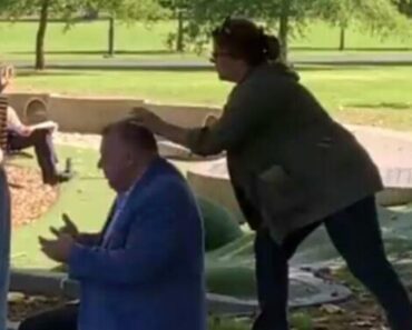 NAPADNUT POLITIČAR USRED PARKA: Žena mu se prikrala sa leđa, pa uradila OVO! NAPADNUT POLITIČAR USRED PARKA: Žena mu se prikrala sa leđa, pa uradila OVO!