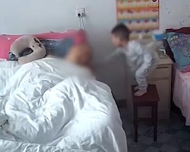 Dečak se popeo na hoklicu kraj bolesnog oca i RASPLAKAO internet: Ima jednu ŽELJU koja kida srce Dečak se popeo na hoklicu kraj bolesnog oca i RASPLAKAO internet: Ima jednu ŽELJU koja kida srce