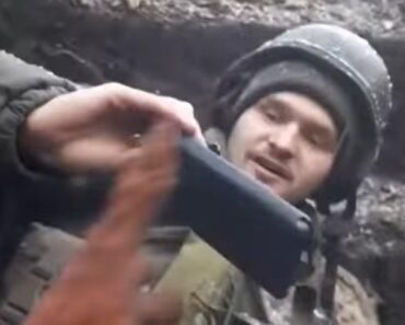 Prizor iz Ukrajine šokirao svet: Vojnik dao TELEFON saborcu, a onda se videlo nešto neverovatno Prizor iz Ukrajine šokirao svet: Vojnik dao TELEFON saborcu, a onda se videlo nešto neverovatno