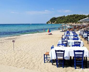 Oglas na SRPSKOM usred Grčke šokirao turiste: Ljudi ne mogu da veruju šta piše na BANDERI (FOTO)