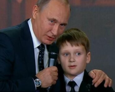 ISPLIVAO ŠOK SNIMAK PUTINA: Pitao dečaka gde se završavaju GRANICE Rusije, pa mu rekao samo OVO! (VIDEO) ISPLIVAO ŠOK SNIMAK PUTINA: Pitao dečaka gde se završavaju GRANICE Rusije, pa mu rekao samo OVO! (VIDEO)