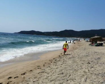 ŠTA RADIŠ TO ČOVEČE, JESI LI NORMALAN?! Svi bruje o ovom muškarcu na plaži, da li je ON REALAN?