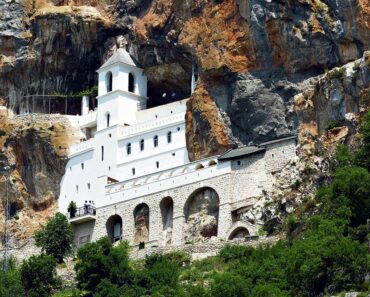 OTAC PEĐA PROGOVORIO O ČUDU U MANASTIRU OSTROG! Devojka se survala u provaliju, a kada su je izvukli svi su ostali u šoku