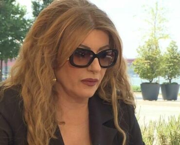 SPALILA BI OVU SLIKU DA MOŽE! RANI RADOVI VIKI MILJKOVIĆ: Pevačica u ŠOK izdanju! (FOTO) SPALILA BI OVU SLIKU DA MOŽE! RANI RADOVI VIKI MILJKOVIĆ: Pevačica u ŠOK izdanju! (FOTO)