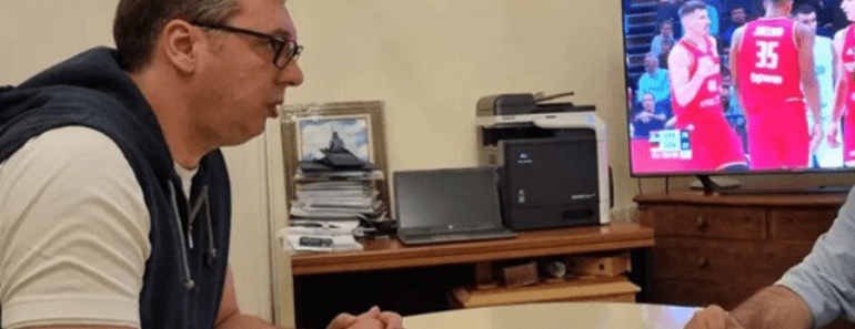 Kada VIDITE sa kim PREDSEDNIK gleda utakmicu Srbija – Nemačka ŠOKRAĆETE SE! (FOTO)