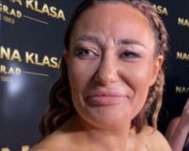 ŠTA SE DEŠAVA SA OVOM ŽENOM? Ana Nikolić USLIKANA NA PODU, sa nogama na zidu i OVIM U USTIMA