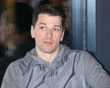 MALO KO ZNA DA JE BAŠ ON ON OTAC VIKTORA SAVIĆA: Trljaćete oči kada vidite O KOME SE RADI MALO KO ZNA DA JE BAŠ ON ON OTAC VIKTORA SAVIĆA: Trljaćete oči kada vidite O KOME SE RADI