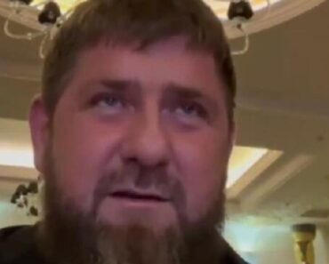 Sama kost i koža! Kadirov se pojavio posle glasina o bolesti – snimak je uznemirio javnost ! (VIDEO) Sama kost i koža! Kadirov se pojavio posle glasina o bolesti – snimak je uznemirio javnost ! (VIDEO)