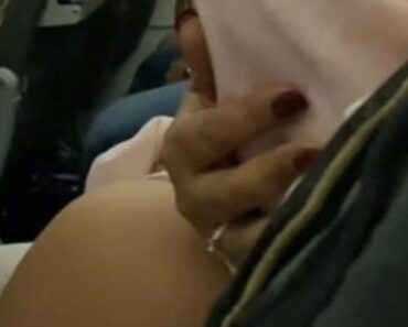 DEVOJKA U AVIONU ZANEMELA OD ŠOKA NA OVU SCENU: Snimila šta BESRAMNA putnica radi MUŽU, da li je MOGUĆE? (VIDEO) DEVOJKA U AVIONU ZANEMELA OD ŠOKA NA OVU SCENU: Snimila šta BESRAMNA putnica radi MUŽU, da li je MOGUĆE? (VIDEO)