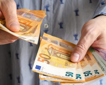 ŠOOK UPOZORENJE! Ekonomisti sve objasnili i poručili! NE ŠTEDITE u EVRIMA VEĆ kupujte ovu VALUTU!