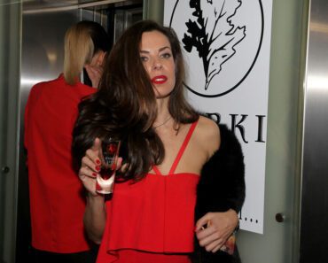 EVO KOLIKO JE ZAPRAVO VISOKA KATARINA RADIVOJEVIĆ: Pašćete sa stolice EVO KOLIKO JE ZAPRAVO VISOKA KATARINA RADIVOJEVIĆ: Pašćete sa stolice