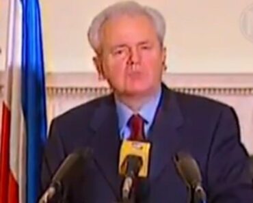 NEVIĐENA SLIKA SLOBE MILOŠEVIĆA PROCURILA U JAVNOST, SRBI U ŠOKU: Ovakvog ga ne pamtimo! (FOTO)
