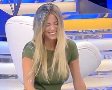 Šokantan snimak najlepše novinarke: Sevnulo međunožje u programu uživo! (VIDEO) Šokantan snimak najlepše novinarke: Sevnulo međunožje u programu uživo! (VIDEO)