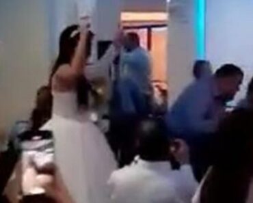 KADA JE URADILA OVO NA SVADBI, MLADOŽENJA JE TRAŽIO MOMENTALNI RAZVOD: Biće vam jasno i zašto KADA JE URADILA OVO NA SVADBI, MLADOŽENJA JE TRAŽIO MOMENTALNI RAZVOD: Biće vam jasno i zašto