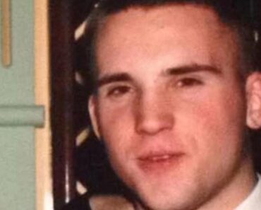 GODINE SU UČINILE SVOJE, NEMA ŠANSE DA GA PREPOZNATE: Sin velikog MOĆNIKA iz DEVEDESETIH sada izgleda OVAKO GODINE SU UČINILE SVOJE, NEMA ŠANSE DA GA PREPOZNATE: Sin velikog MOĆNIKA iz DEVEDESETIH sada izgleda OVAKO