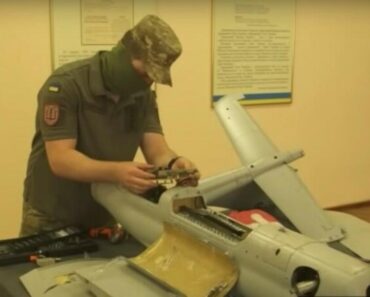 UKRAJINCI NAŠLI I OTVORILI RUSKI DRON I POBESNELI OD ŠOKA: Pokazali svima šta je unutra, da li je moguće (VIDEO) UKRAJINCI NAŠLI I OTVORILI RUSKI DRON I POBESNELI OD ŠOKA: Pokazali svima šta je unutra, da li je moguće (VIDEO)