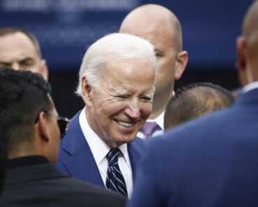 Bajden uhvatio devojčicu za rame, mirisao joj kosu, pa rekao: “Nemoj pre tridesete” VIDEO Bajden uhvatio devojčicu za rame, mirisao joj kosu, pa rekao: “Nemoj pre tridesete” VIDEO