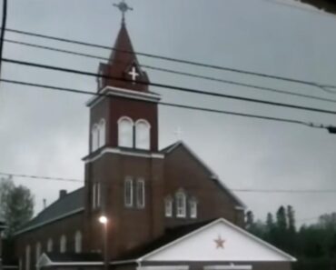 ŽENA OTIŠLA U CRKVU KOJU JE VIDELA U SNU, A TAMO SE DESILO ČUDO: Zapanjila se kada je videla ko je ČEKA