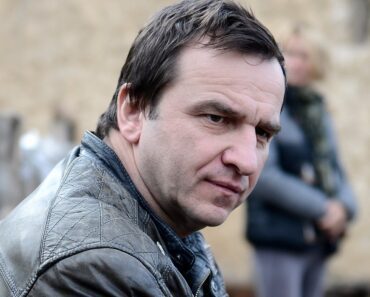 Ko je kome KUM na našoj estradi? Nikad ne biste pretpostavili koji PEVAČ je venčao Nenada Jezdića Ko je kome KUM na našoj estradi? Nikad ne biste pretpostavili koji PEVAČ je venčao Nenada Jezdića