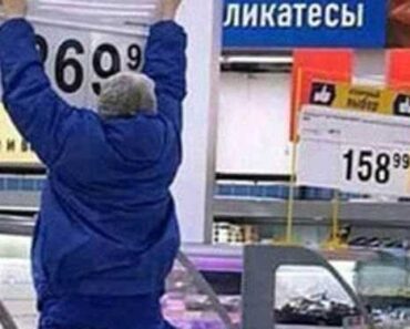 ODVRATNO! Kada su ljudi ŠTA radi ova PRODAVAČICA samo što nisu počeli da POVRAĆAJU! ODVRATNO! Kada su ljudi ŠTA radi ova PRODAVAČICA samo što nisu počeli da POVRAĆAJU!