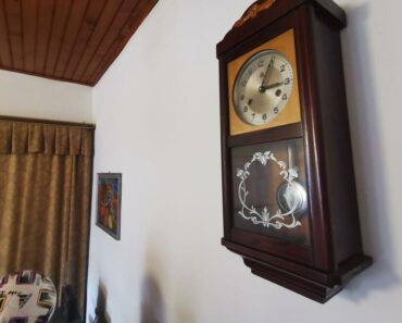 KUPIO ZIDNI SAT NA BUVLJAKU, PA GA OTVORIO: Ono što je zatekao unutra ostavilo ga je BEZ REČI