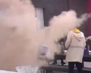 GLEDAOCI ZADRUGE U POTPUNOJ NEVERICI: Skandalozne scene prikazane uživo u programu, PRAVI ŠOK, nastao HAOS (VIDEO) GLEDAOCI ZADRUGE U POTPUNOJ NEVERICI: Skandalozne scene prikazane uživo u programu, PRAVI ŠOK, nastao HAOS (VIDEO)