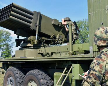 DRAMA KOD RAŠKE: Vojska Srbije oborila neprijateljski dron iznad kasarne! Evo kako je uništena bespilotna letelica DRAMA KOD RAŠKE: Vojska Srbije oborila neprijateljski dron iznad kasarne! Evo kako je uništena bespilotna letelica