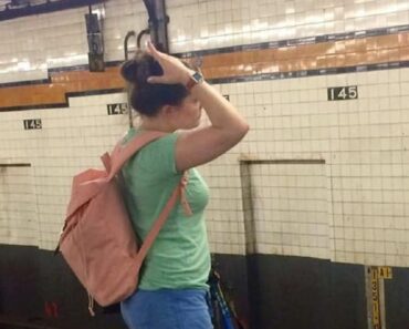 USLIKANA JE DOK ČEKA GRADSKI PREVOZ Trljaćete oči kad vidite donji deo fotografije! Niko ne veruje da je ovako izašla iz kuće! (FOTO) USLIKANA JE DOK ČEKA GRADSKI PREVOZ Trljaćete oči kad vidite donji deo fotografije! Niko ne veruje da je ovako izašla iz kuće! (FOTO)