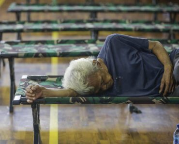 BESKUĆNIK UŠAO U RESTORAN I PITAO ŠTA MOŽE DA JEDE ZA 50 DINARA: Odgovor RADNIKA ga je ostavio u ČUDU BESKUĆNIK UŠAO U RESTORAN I PITAO ŠTA MOŽE DA JEDE ZA 50 DINARA: Odgovor RADNIKA ga je ostavio u ČUDU