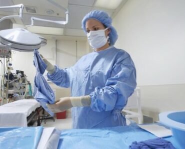 MEDICINSKA SESTRA SE SRUŠILA KADA JE VIDELA ŠTA IZLAZI IZ PORODILJE: Beba izgleda skroz nestvarno (VIDEO) MEDICINSKA SESTRA SE SRUŠILA KADA JE VIDELA ŠTA IZLAZI IZ PORODILJE: Beba izgleda skroz nestvarno (VIDEO)