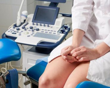 DEVOJKA ZAPREPASTILA MEDICINSKE SESTRE: Ostale BEZ TEKSTA kada su saznale kako se ŠTITI OD TRUDNOĆE