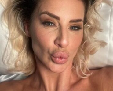 KAŽU DA SE OVOM FOTKOM SKROZ SROZALA: Milica Dabović BEZ ODEĆE, napravila P0ZU i pokazala BUKVALNO SVE KAŽU DA SE OVOM FOTKOM SKROZ SROZALA: Milica Dabović BEZ ODEĆE, napravila P0ZU i pokazala BUKVALNO SVE