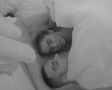 IMAJU LI SRAMOTE? Snimak AKCIJE od preko 2 MINUTA osvanuo na mrežama, NISU NI USTALI A VEĆ ZATRESLI KREVET (VIDEO)