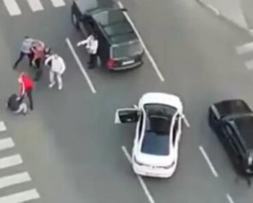 DVA BOSANCA IZLETELA IZ AUTA, PA POČELA MAKLJAŽA NASRED ULICE: Snimak gledajte na svoju odgovornost! (VIDEO)