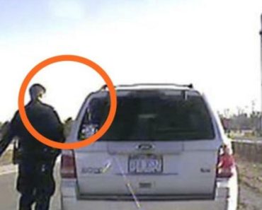 POLICAJAC RUTINSKI ZAUSTAVIO AUTOMOBIL: Čim je video SUVOZAČEVO MESTO morao je MOMENTALNO DA REAGUJE! (VIDEO) POLICAJAC RUTINSKI ZAUSTAVIO AUTOMOBIL: Čim je video SUVOZAČEVO MESTO morao je MOMENTALNO DA REAGUJE! (VIDEO)