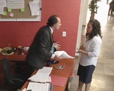 ŠEF JE IZ PETNIH ŽILA URLAO NA RADNICU: Njen potez šokirao je ljude, A KAMERA JE SVE UHVATILA (VIDEO) ŠEF JE IZ PETNIH ŽILA URLAO NA RADNICU: Njen potez šokirao je ljude, A KAMERA JE SVE UHVATILA (VIDEO)