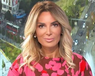 ONA JE VODITELJKA SA NAJBOLJIM NOGAMA NA RTS, A MALO KO ZNA KOLIKO IMA GODINA: Ostaćete u čudu kada budete SAZNALI ONA JE VODITELJKA SA NAJBOLJIM NOGAMA NA RTS, A MALO KO ZNA KOLIKO IMA GODINA: Ostaćete u čudu kada budete SAZNALI