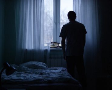 USRED NOĆI SAM UŠAO U SOBU I ZATEKAO DEVOJKU SA SVOJA DVA DRUGA Zbog onog što su radili, ISTOG TRENUTKA SAM POVRATIO