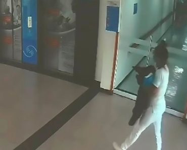 ŠOK! SAKRILA JE ISPOD JAKNE Medicinska sestra snimljena kako krade bebu (VIDEO) ŠOK! SAKRILA JE ISPOD JAKNE Medicinska sestra snimljena kako krade bebu (VIDEO)