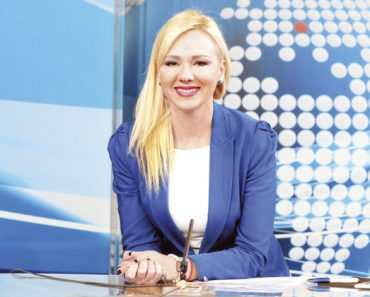 VODITELJKA DNEVNIKA SE SKINULA U PETOJ DECENIJI: Ovako NEODOLJIVA Ivona izgleda u kupaćem kostimu (FOTO)