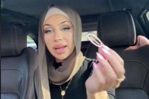 NIJE VEROVALA: Dok je čekala muža u KOLIMA na zadnjem sedištu je PRONAŠLA OVAJ PREDMET, DOKAZ IZDAJE!