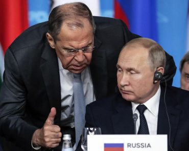 Pogledajte šta je Putin dao Sergeju Lavrovu za 75. rođendan! Ovaj samo što se nije srušio od ŠOKA Pogledajte šta je Putin dao Sergeju Lavrovu za 75. rođendan! Ovaj samo što se nije srušio od ŠOKA