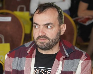 Gurao prste u usta da bi…: Evo šta je bolest uradila Nenadu Okanoviću, pored gubitka glasa sad i ovo Gurao prste u usta da bi…: Evo šta je bolest uradila Nenadu Okanoviću, pored gubitka glasa sad i ovo
