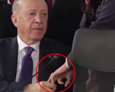 Šta ovo radi Erdogan sa Makronovim srednjim prstom?! Isplivao šokantan snimak! Turčin ga uhvatio, pa… (VIDEO) Šta ovo radi Erdogan sa Makronovim srednjim prstom?! Isplivao šokantan snimak! Turčin ga uhvatio, pa… (VIDEO)